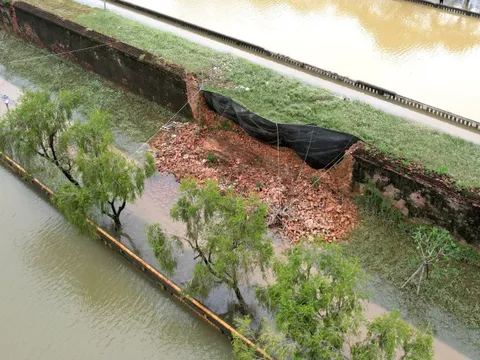 Đại nội Huế bị lũ xô sập cả mảng tường dài 15m