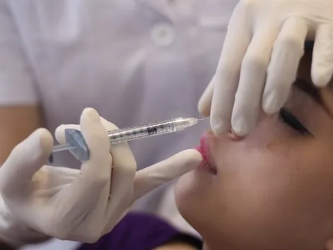 Tiêm botulinum 'thon cằm, xóa nhăn trán’, cô gái trẻ liệt tứ chi