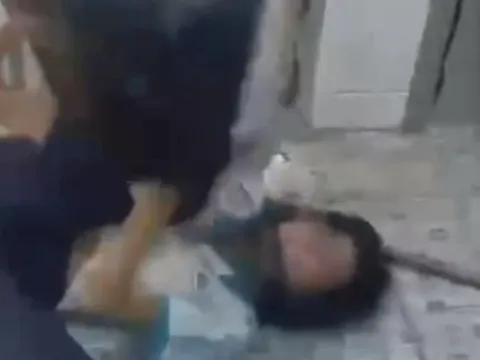 Lại xuất hiện thêm clip nữ sinh đánh nhau trong nhà vệ sinh trường học