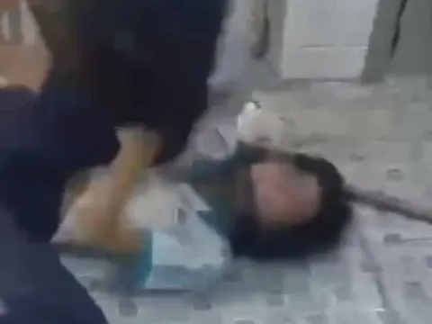 Vụ 2 nữ sinh đánh nhau trong nhà vệ sinh ở TP.HCM: Học sinh đứng xem cũng bị kỷ luật