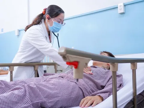 Vụ hàng trăm ca ngộ độc bánh mì ở TP.HCM: Vì sao sau 3 ngày vẫn còn nhiều người nhập viện?