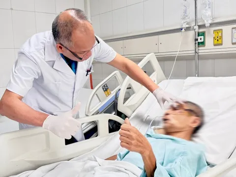 Cứu gương mặt bị giập nát cho người đàn ông bước hụt xuống hố thang máy