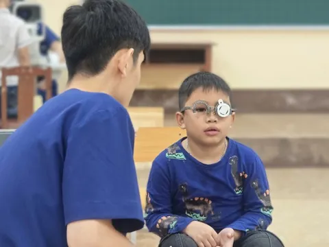 Vừa vào lớp 1 đã hơn nửa lớp cận thị, viễn thị, loạn thị