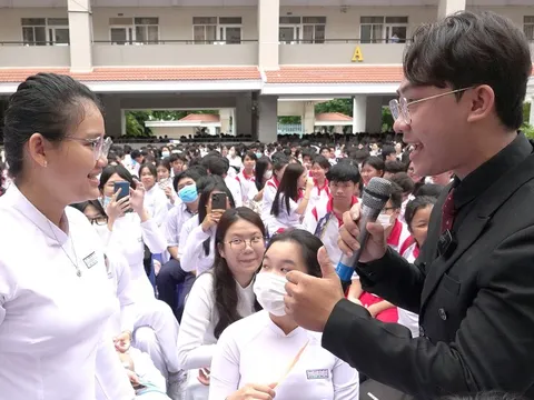 Cách ngăn bạo lực học đường: Giúp học trò thôi nói xấu nhau