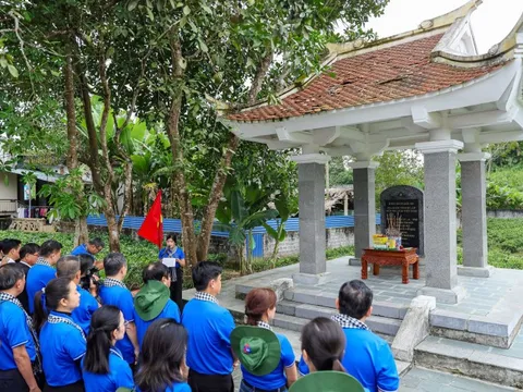 Đoàn tuyên giáo - báo chí TP.HCM dâng hương tại các địa chỉ đỏ của báo chí cách mạng