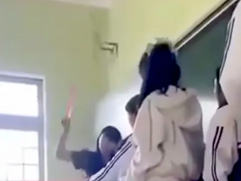 Cây thước nhựa và một quyết định khô cứng