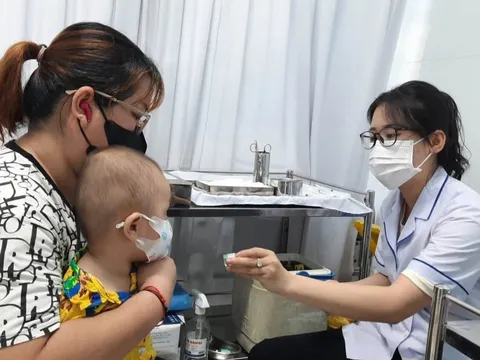 Ngăn trào lưu nuôi con ‘thuận tự nhiên’, kiểu ‘anti’ vắc xin