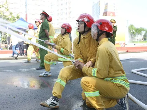 Sinh viên KTX Đại học Quốc gia TP.HCM vào vai lính cứu hỏa