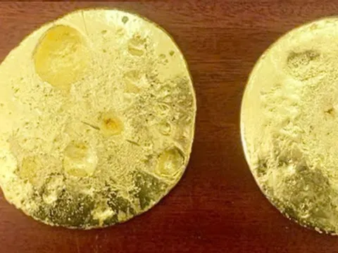 Tài xế giấu 2 miếng vàng tròn như mặt trời từ Lào về Việt Nam