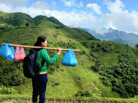Ước nguyện của cô giáo vượt suối, lội dốc 'gánh thực phẩm lên non' cho học trò