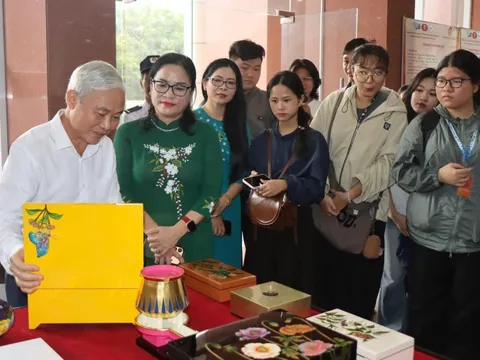 Đến Đại học Quốc gia TP.HCM, xem triển lãm sơn mài Tương Bình Hiệp