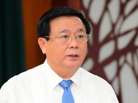 Phổ cập giáo dục, chăm lo người dân để nâng cao quyền con người