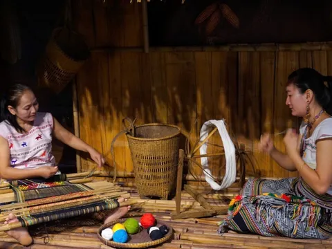 Đến Bảo tàng Phụ nữ Nam Bộ tìm hiểu nghề dệt thổ cẩm của dân tộc Mạ