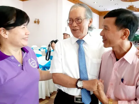 Nhớ bụi phấn trên mái tóc thầy cô - Kỳ 1: Thầy dạy văn như toán và thầy dạy toán như văn