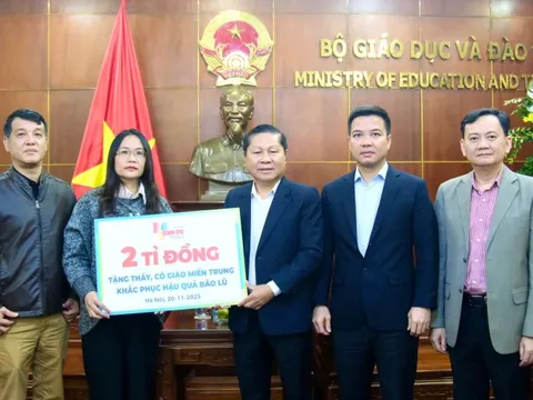 Món quà ý nghĩa tặng thầy cô vùng bão lũ miền Trung nhân ngày 20-11