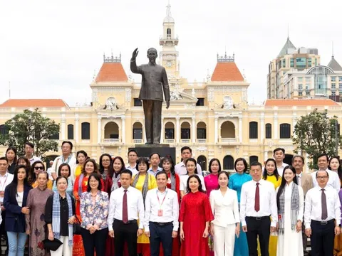 Đại biểu Liên hoan phim Việt Nam dâng hoa tại công viên Tượng đài Bác Hồ