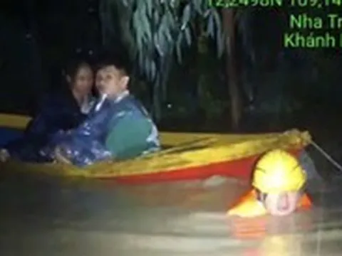 Nhân viên kỹ thuật nhà mạng giải cứu 2 trẻ mắc kẹt giữa dòng nước lũ
