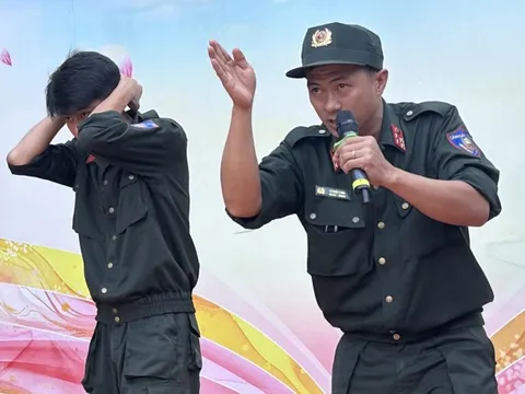 Cảnh sát đặc nhiệm đến trường học hướng dẫn chống bạo lực học đường, bắt cóc online