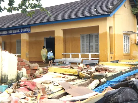 Trường học ở Khánh Hòa tan hoang sau ngập lụt lịch sử, bộ đội chung tay dọn dẹp