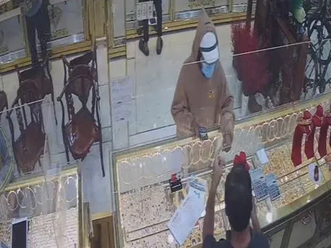 Camera ghi cảnh nam thanh niên cướp tiệm vàng ở Đồng Tháp