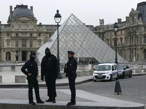 Bắt thêm 4 nghi phạm vụ trộm trang sức 102 triệu USD tại Bảo tàng Louvre