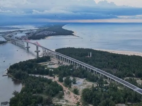 Chính thức: Hoàn thành công trình cấp đặc biệt - cầu vượt cửa biển nghìn tỷ dài nhất miền Trung