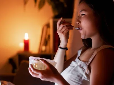Ăn khuya cho đỡ đói, nhưng sao sáng dậy mệt và thèm ăn hơn?