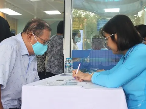 Người dân bị thu phí khi mua BHYT, BHXH TPHCM nói gì?