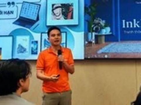 Máy đọc sách 'tiến hóa' sang học tập, treo tranh