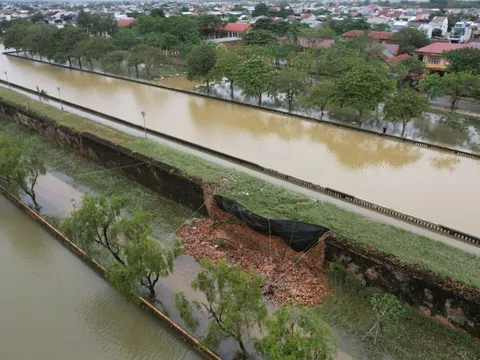 2,2 tỉ đồng xây khẩn cấp đoạn tường thành thuộc Đại Nội Huế bị lũ xô sập