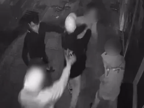 Công an phường Xóm Chiếu truy xét 14 thanh, thiếu niên chặn xe, hành hung người đi đường