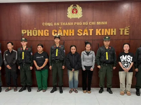 Công an TP.HCM bắt 5 người làm giả dầu gió 'Siang Pure Oil', thu giữ hơn 4.300 chai