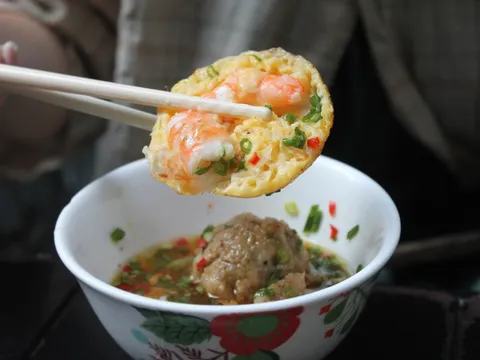 Khách của cô Tư: Còn sống ngày nào là còn ăn bánh căn ngày đó