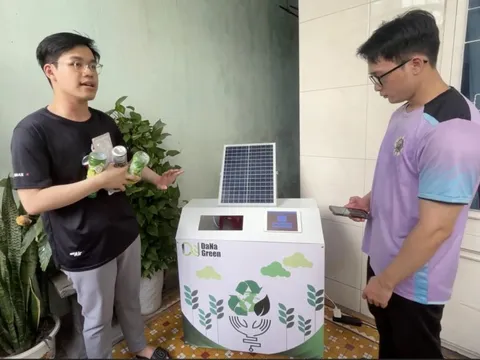 Sinh viên làm thùng rác tự phân loại rác