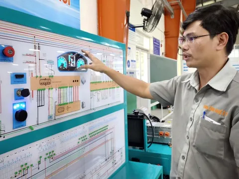 Giáo viên đưa 'bộ ruột' xe điện lên bảng thực hành