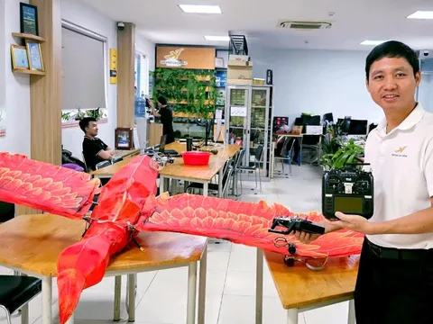 Sinh viên làm rồng phượng bay trong đêm giao thừa ở Đồng Nai