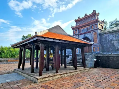 Ngôi nhà gỗ ‘lạ’ trước lăng mộ Hoàng thái hậu Từ Dụ