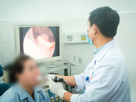 Ngậm nhiều C sủi chữa hóc xương cá, nữ bệnh nhân bị bỏng niêm mạc họng