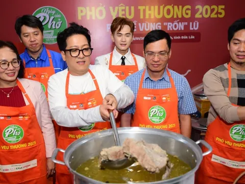 Mang Phở yêu thương đến vùng rốn lũ