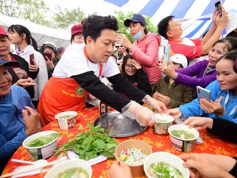 Người dân Hòa Thịnh thích thú khi được nghệ sĩ Trường Giang bưng phở tận bàn