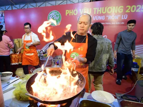 Đỏ lửa trong sớm rét mướt, phở nóng sẵn sàng cho trẻ em Hòa Thịnh